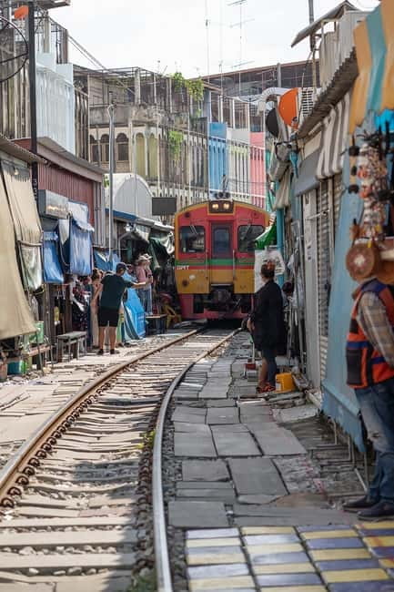 Bangkok: Floating Market, Phra Pathom Pagoda & Cafes Tour - Bangkok pickup and the ride that makes this day trip work