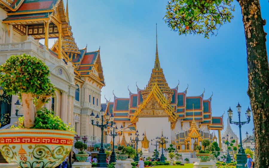 Bangkok: Grand Palace and Emerald Buddha Half-Day Tour - Meeting at Maharaj Tunnel Gate 2, and how to avoid the usual stress