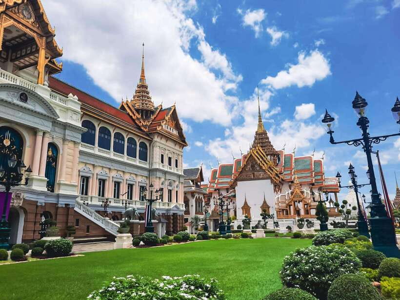Bangkok: Grand Palace and Wat Phra Kaew Guided Walking Tour - Entering the Grand Palace area from your meeting spot