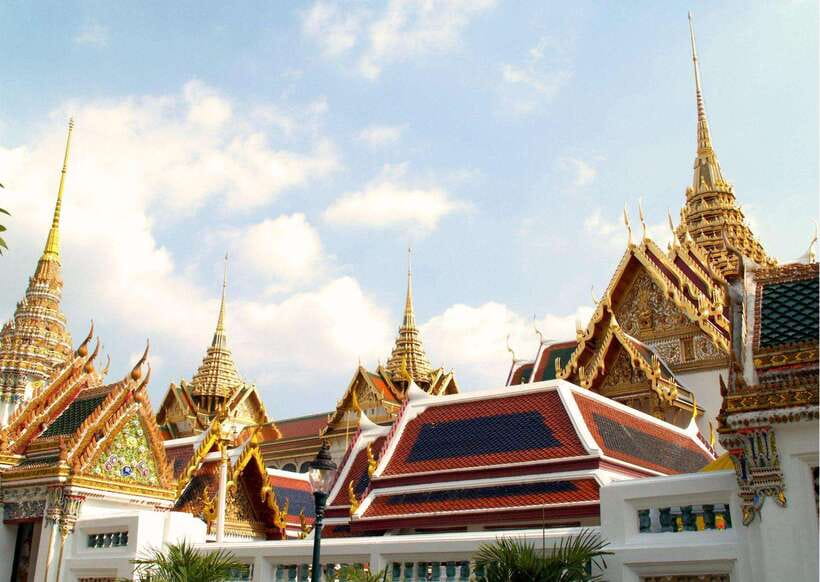 Bangkok: Grand Palace & Emerald Buddha Entry with Audioguide - Wat Phra Kaew and the Emerald Buddha: what to notice first