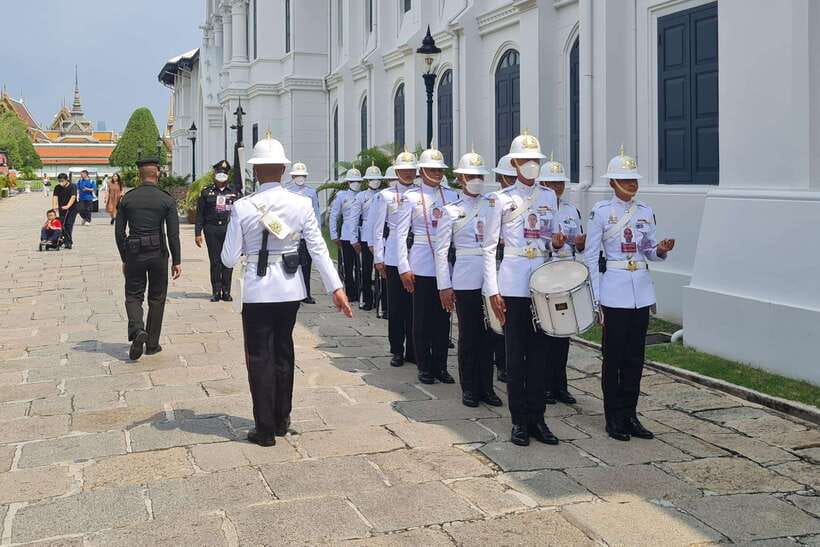 Bangkok Grand Palace & Emerald Buddha Flexible Pass w/ Audio - Wat Phra Kaew: Emerald Buddha and Temple Etiquette