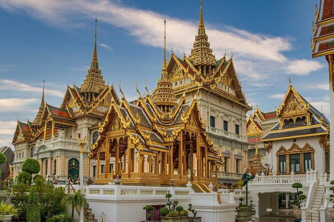 Bangkok: Grand Palace, Wat Pho and Chinatown Walking Tour - Entering the Grand Palace and Wat Phra Kaew without the ticket hassle