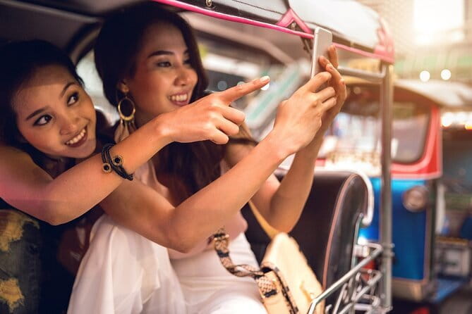 Bangkok: Grand Palace, Wat Pho and Chinatown Walking Tour - Guide style makes or breaks this kind of day
