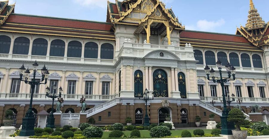 Bangkok: Grand Palace, Wat Pho & Wat Arun Tour in Italian - Wat Pho: the reclining Buddha scale and why Thai massage is part of the story