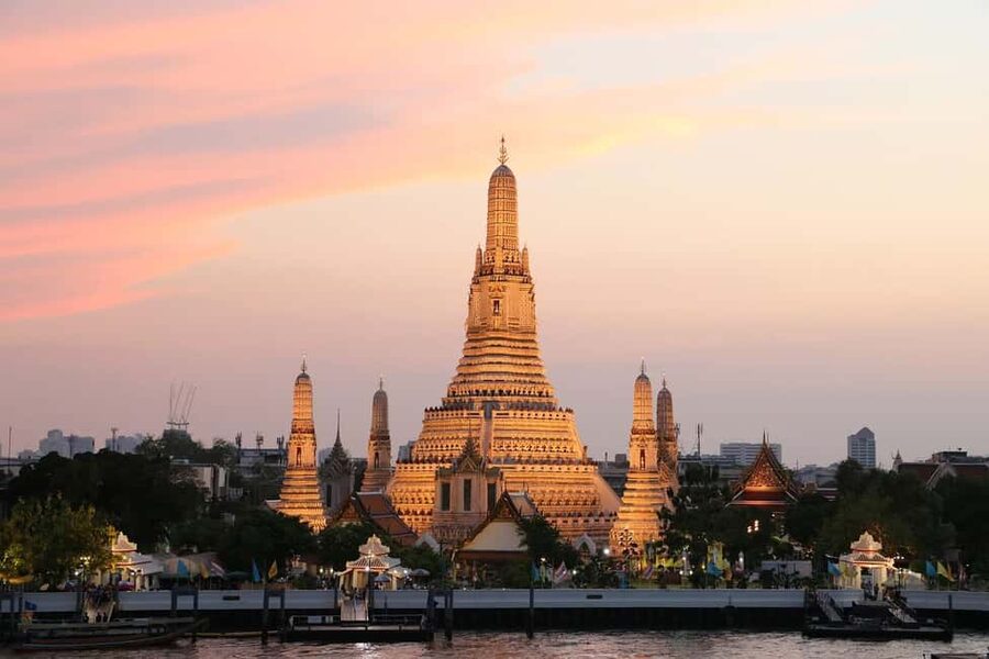 Bangkok: Grand Palace, Wat Pho & Wat Arun Tour in Italian - Grand Palace in real life: walls, courtyards, and Emerald Buddha rules