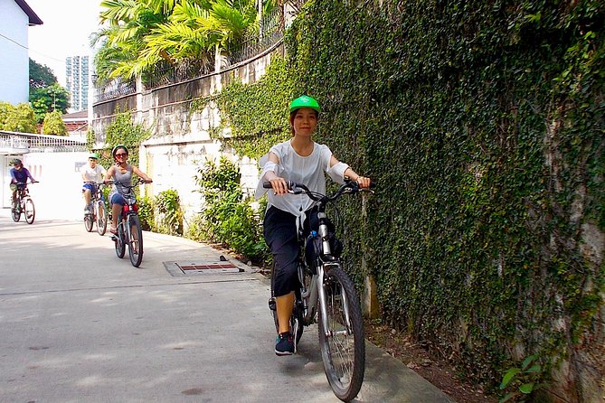 Bangkok Green Oasis 4-Hour Bike Tour with Boat Ride - Sri Nakhon Khuean Khan Park: shade time plus fish feeding
