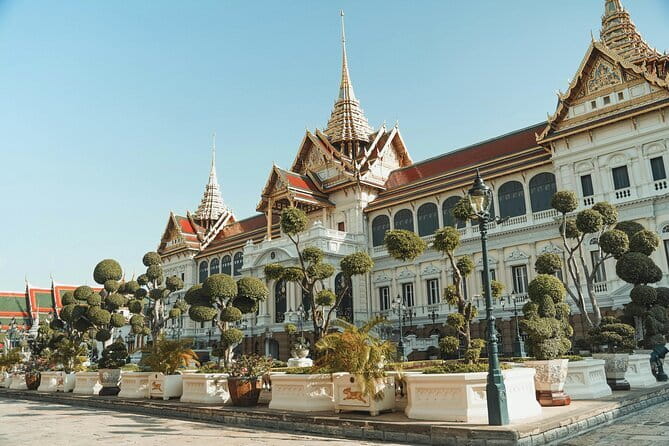 Bangkok Half Day Guided Tour: Grand Palace, Wat Arun & Wat Pho - Wat Pho and the Reclining Buddha complex: size that surprises people