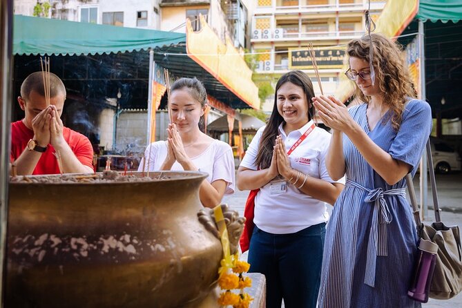Bangkok Hidden Gems: Talad Noi, Chinatown & Street Food Tour - Chow Sue Kong Shrine: asking for blessings and understanding everyday faith
