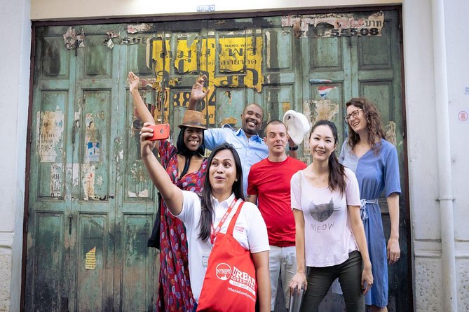 Bangkok Hidden Gems: Talad Noi, Chinatown & Street Food Tour - Crossing into Chinatown: crowds, modern influence, and learning the flow
