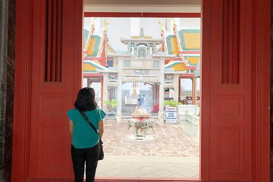 Bangkok: Historical Temples Tour & Hidden Bar at Sunset - Practical tips for a sweaty city that refuses to cool down