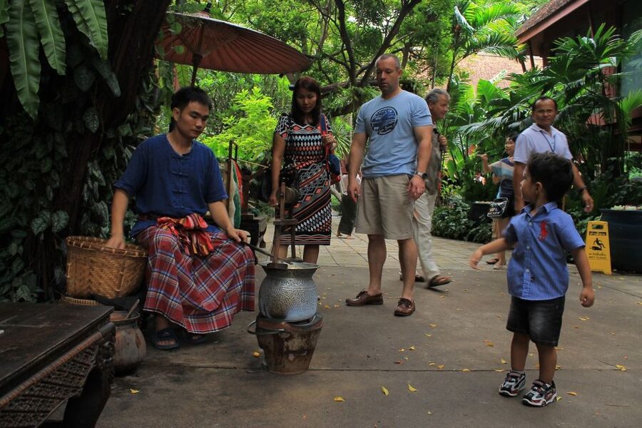 Bangkok: Jim Thompson House and Baan Krua Community Tour - Uncle Aood and the last household loom effort