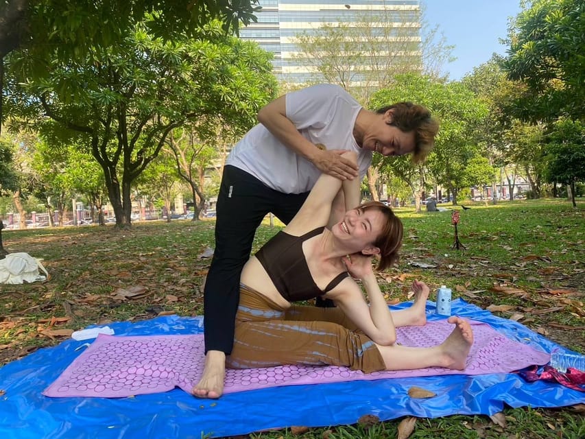 Bangkok: Lumpini Park Yoga Experience - Finding the Meeting Point Near the King Statue at Silom Junction