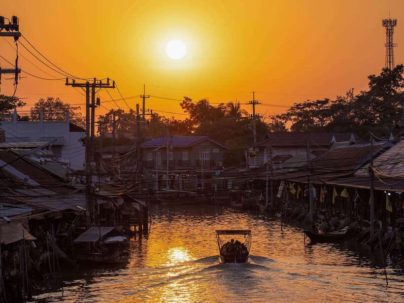 Bangkok: Maeklong Railway & Amphawa Floating Market Day Trip - Pickup and Timing: National Stadium BTS, Then the Clock Starts