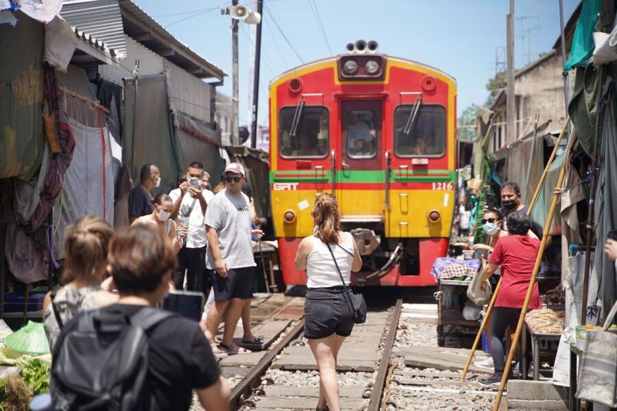 Bangkok: Maeklong Railway Market & Floating Market Tour - Guides and comfort breaks, the difference between a good day and a smooth day