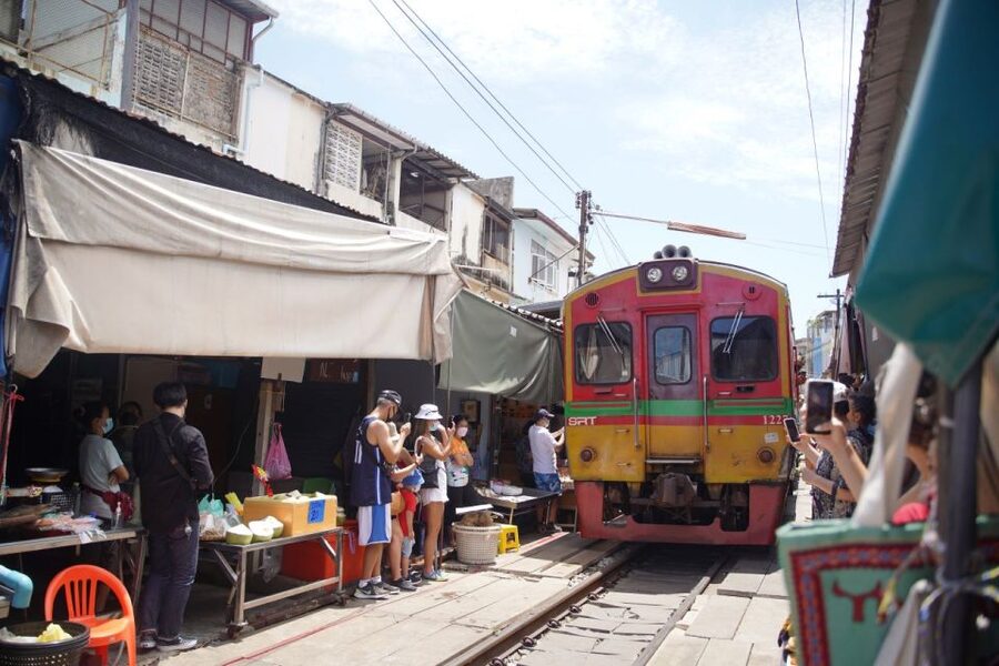 Bangkok: Maeklong Railway Market & Floating Market Tour - Morning logistics from Bangkok, and why 6:00 am matters