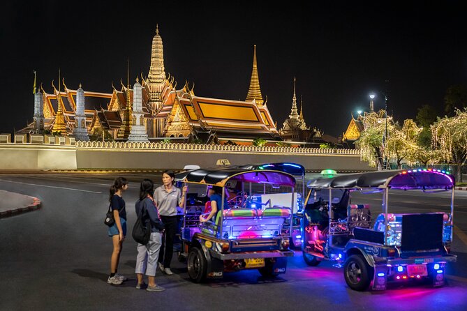Bangkok: Michelin Street Eats by Tuk-Tuk Guided Food Tour - The Michelin Bib Gourmand pad thai stop at Dinso Road: what to expect and how to order