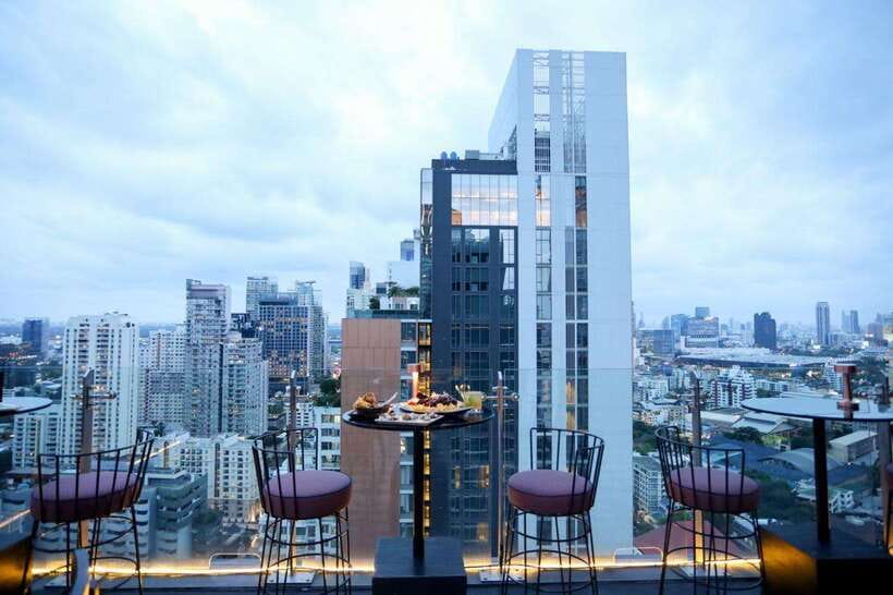 Bangkok: Mojjo Rooftop Lounge & Bar Food & Beverage Package - Handcrafted Signature Drinks and Premium Spirits: How to Get the Most From the Bar