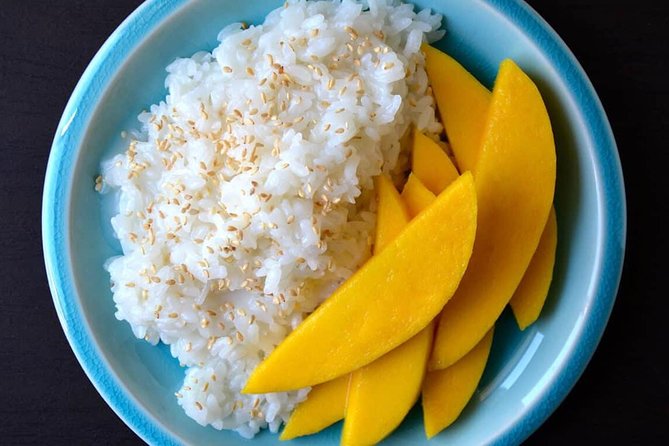 Bangkok Most Famous Food Experience (Private & All-Inclusive) - Wat Pho and the Grand Palace area, temple highlights between bites