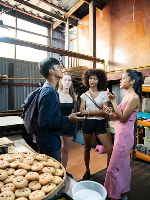 Bangkok: Must-Try Hidden Bike & Food Experience - Wat Kalayanamitr Varamahavihara: a temple stop you should dress for