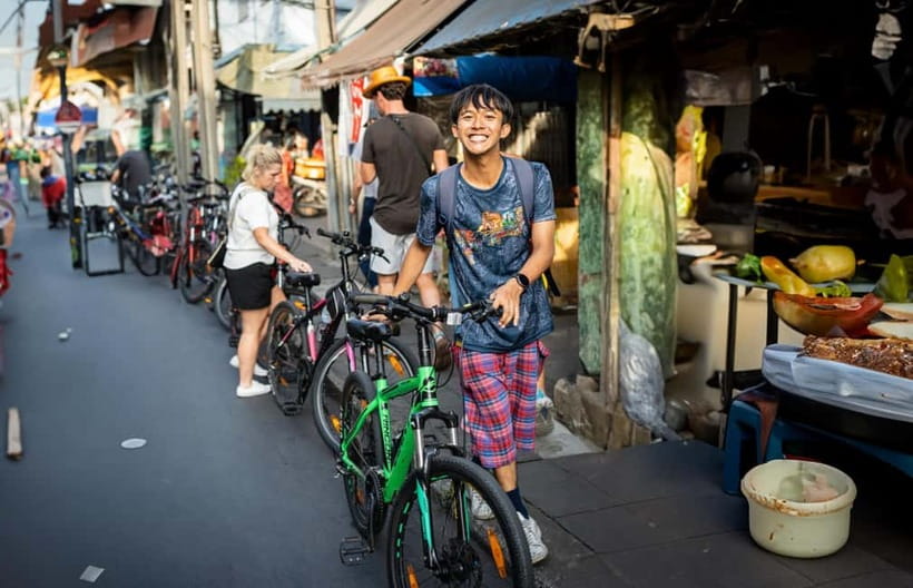 Bangkok: Must-Try Hidden Bike & Food Experience - Cycling in Bangkok, for real: what it feels like on the bike