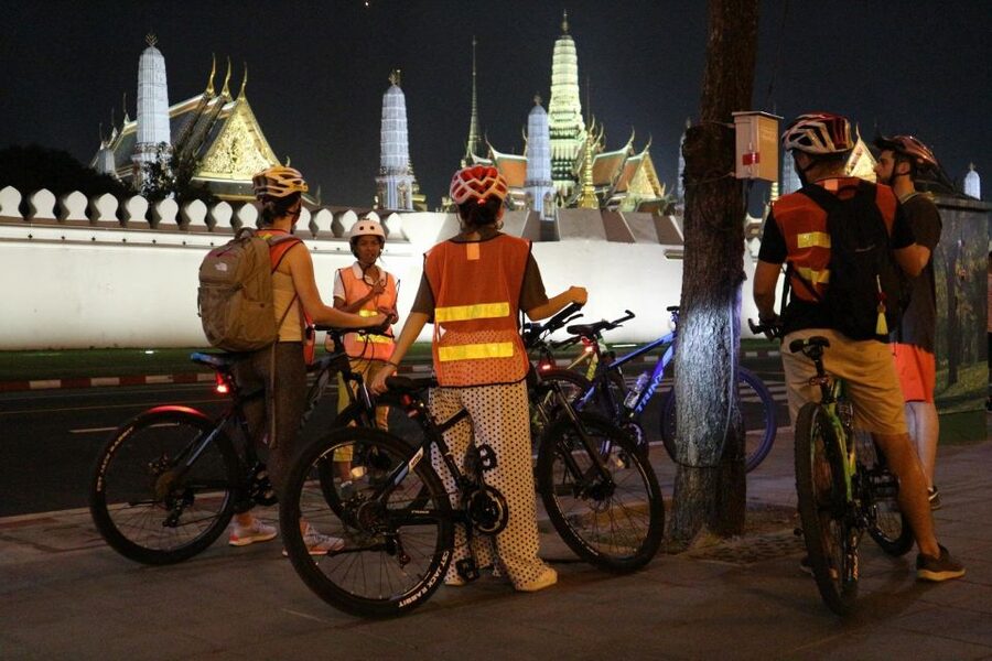 Bangkok: Night Bike Ride and Dinner at a Local Restaurant - Night Cycling With Ferry Crossings and Temple Lights