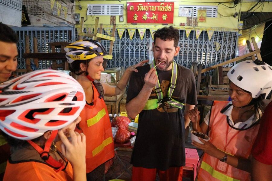 Bangkok: Night Bike Ride and Dinner at a Local Restaurant - Thonburi alleyways and the first taste of local Bangkok