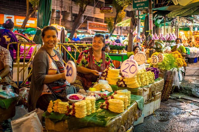 Bangkok: Night Bike Tour with Temples & Flower Market Visit - Grand Palace area, Sanam Luang, and Sao Ching Cha’s Giant Swing