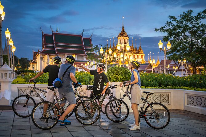 Bangkok: Night Bike Tour with Temples & Flower Market Visit - Pace, safety, and how the group size changes the experience