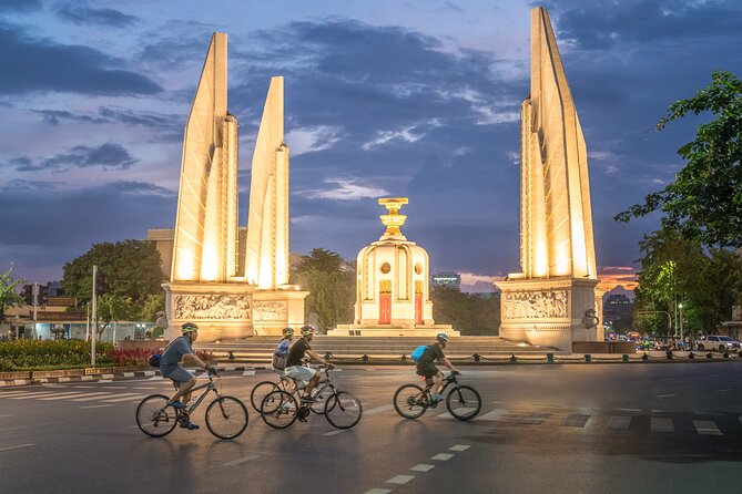 Bangkok: Night Bike Tour with Temples & Flower Market Visit - Getting started at Discova near Miramar Hotel, and the bike-fitting that matters