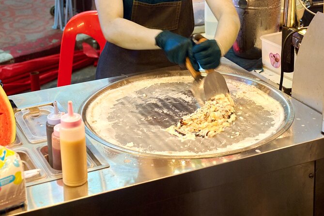 Bangkok Night Eats by Tuk Tuk - Hotel-pickup & Dinner - The guides make the night: Su’s attention and T’s wide-ranging tastings