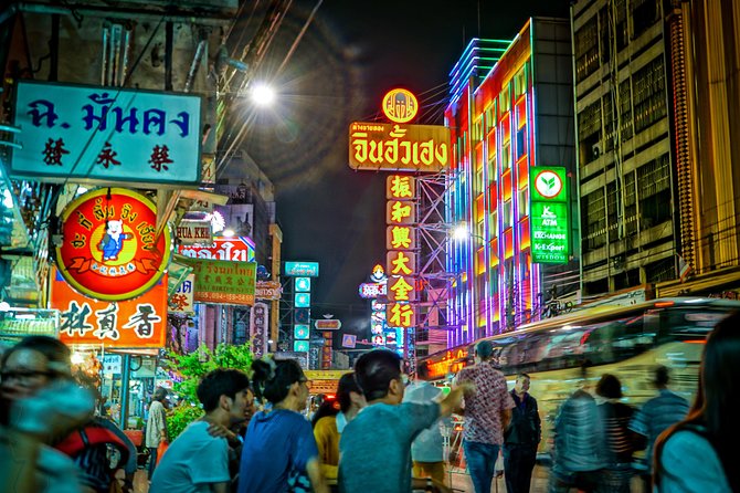 Bangkok Night Michelin Foodie Tour in Chinatown with 15+ tastings - Stop 3 and the toast moment: Pad Thai in the heart of Chinatown