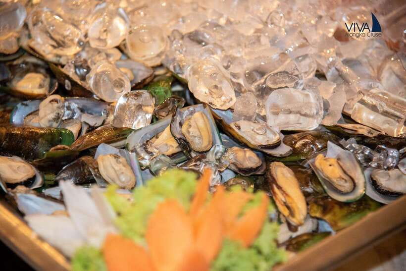 Bangkok: Noah 6 Stars Luxury Chaophraya River Dinner Cruise - Buffet reality check: sushi, seafood, Thai classics, and crowd control