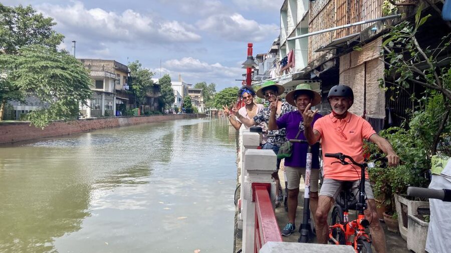 Bangkok : Old City Guided E-Scooter &/or Bike Tour - Language guides, plus the human touch