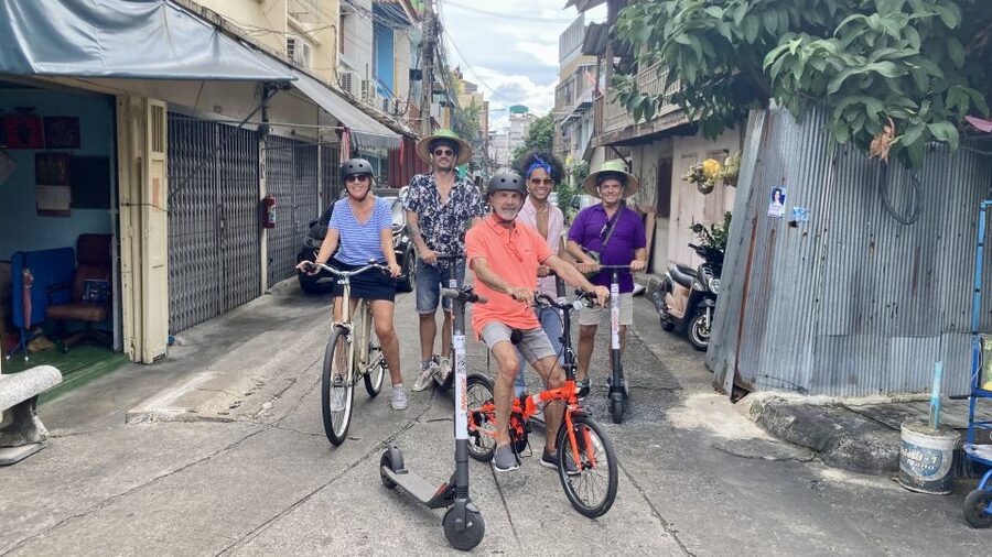 Bangkok : Old City Guided E-Scooter &/or Bike Tour - Wat Chana Songkhram and Khao San Road, without losing the thread