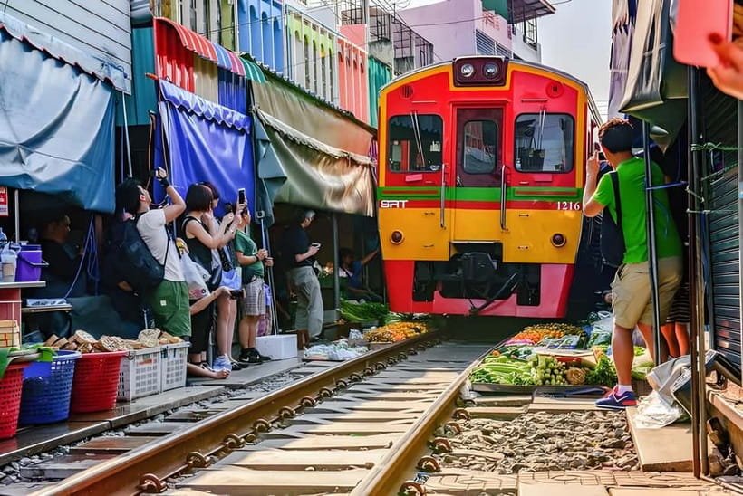 Bangkok: Railway, Floating Market & Chao Phraya Cruise Tour - Damnoen Saduak Floating Market by long-tail boat