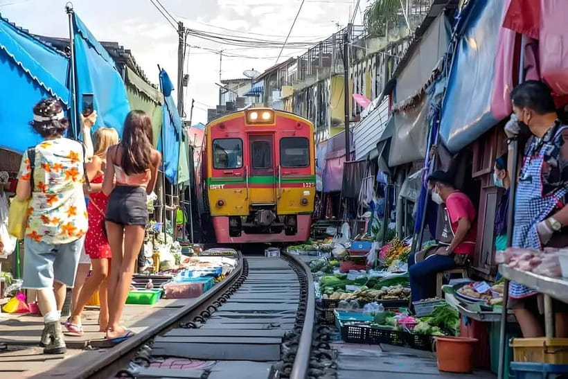 Bangkok: Railway, Floating Market & Chao Phraya Cruise Tour - Maeklong Railway Market: the moment the stalls make room