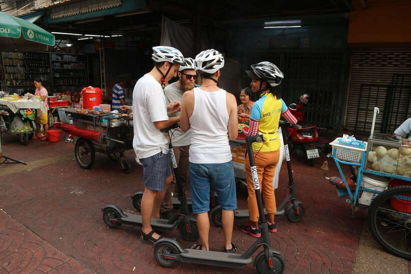 Bangkok: Riverside E-Scooter Adventure with StreetFood Snack - Wat Prayurawongsawat Worawihan and the turtle-feeding highlight