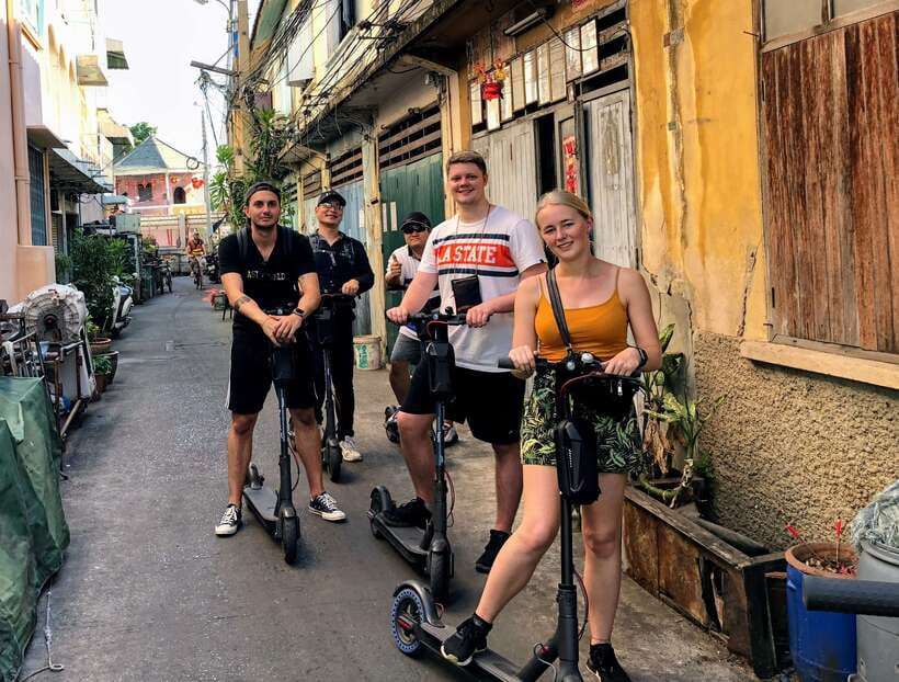 Bangkok: Riverside E-Scooter Adventure with StreetFood Snack - Wat Kalayanamitr Varamahavihara: where the tour gets spiritual context
