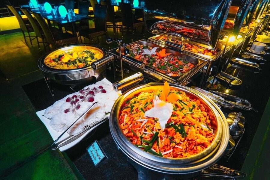 Bangkok: Royal Princess Chao Phraya Dinner Cruise - What you eat on the Royal Princess buffet: Western, Japanese, Thai, seafood