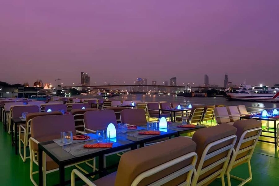 Bangkok: Royal Princess Cruise with Buffet Dinner & Show - Live band during dinner, choosing the right seating vibe