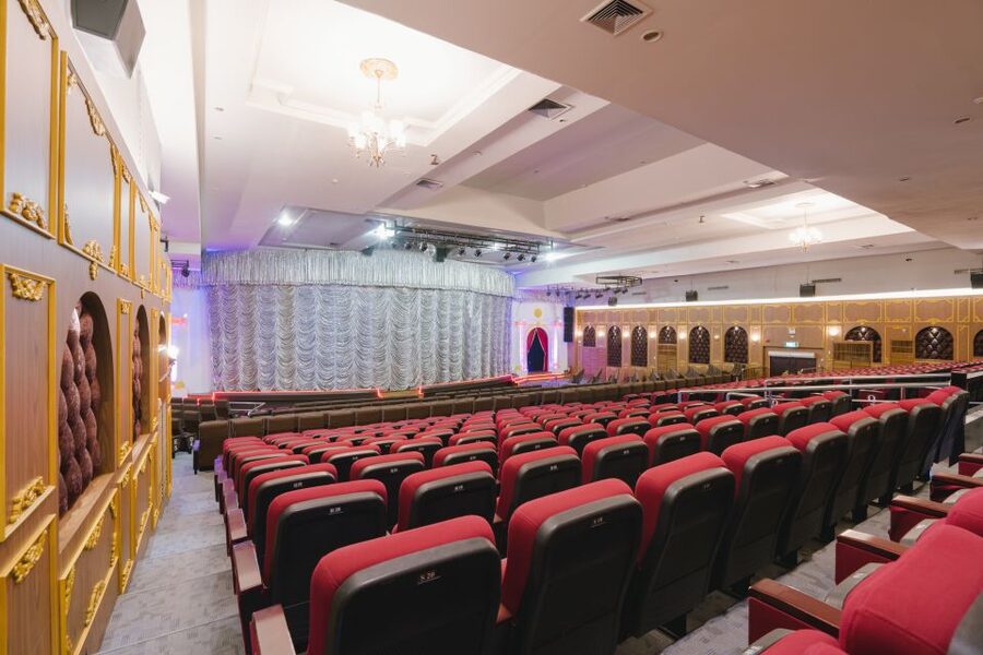 Bangkok: Skip-the-Line Golden Dome Cabaret Show Tickets - Getting there and exchanging your voucher before the show