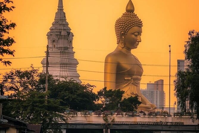 Bangkok : Sunset Food tour by Tuk Tuk boat with big Buddha view - Phra Sumen Fort start: first boat cruiser and the Wat Arun sunset angle