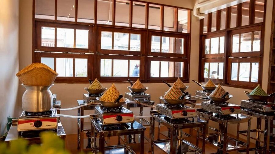 Bangkok: Thai Cooking Class With 4 Dishes & Thai Drink - Meeting at Huai Khwang MRT Exit 3, then straight to ingredients