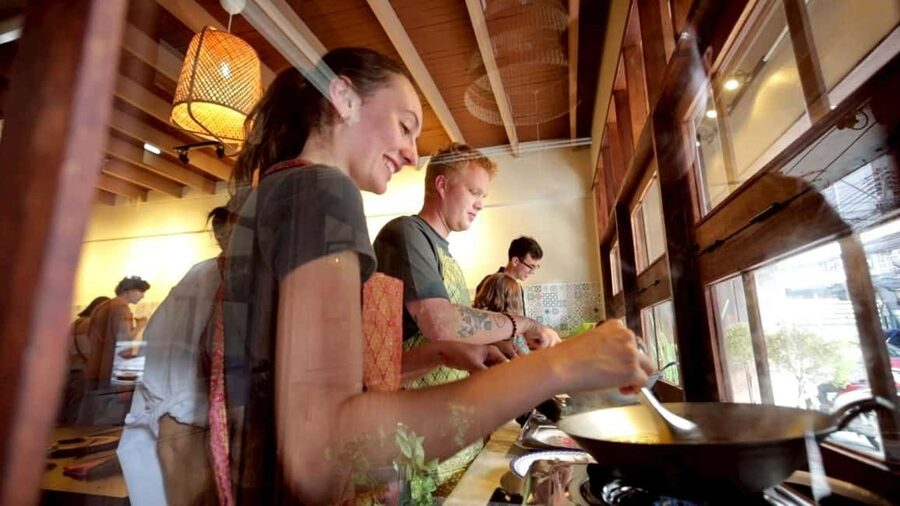Bangkok: Thai Cooking Class With 4 Dishes & Thai Drink - The market walk, what you learn, and why it changes your cooking