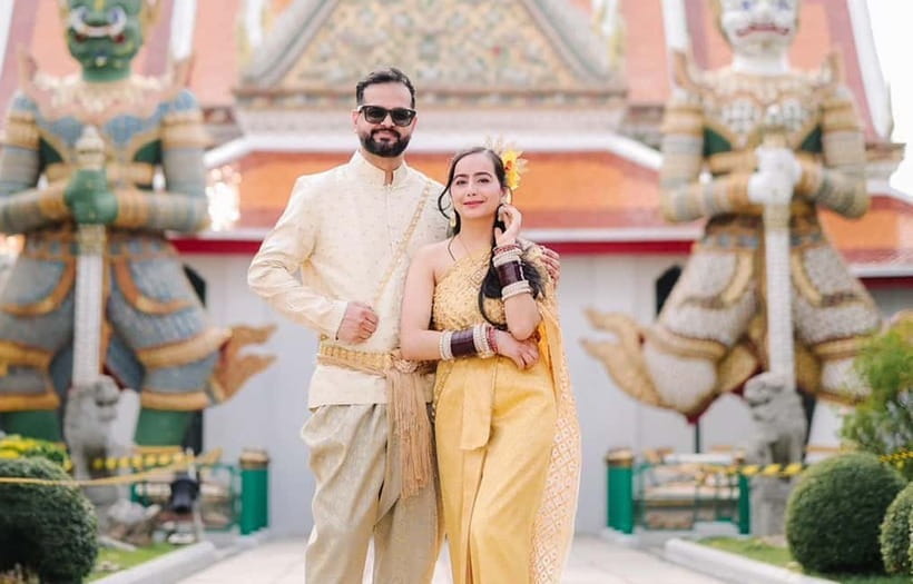 Bangkok: Thai Costume Rental + Hairdo, Makeup & Accessories - Accessories, umbrellas, and temple photos that feel like the real thing