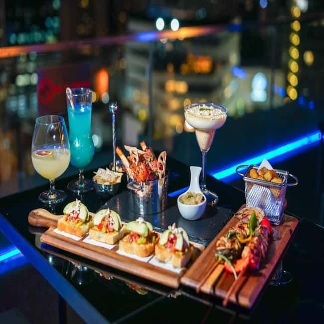 Bangkok: The Vue Bar Rooftop at Mercure Bangkok Sukhumvit 24 - Craft cocktails and craft beers: easy order, good payoff