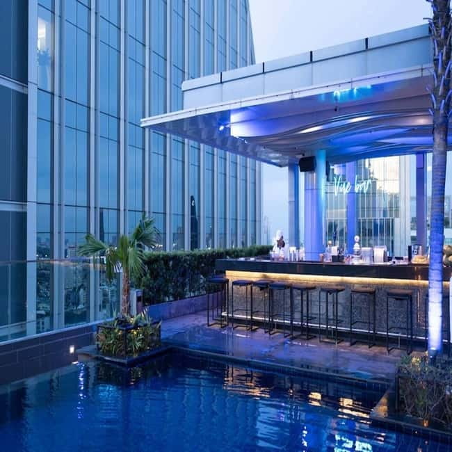 Bangkok: The Vue Bar Rooftop at Mercure Bangkok Sukhumvit 24 - Rooftop rules and smart dress choices (so your night starts smoothly)