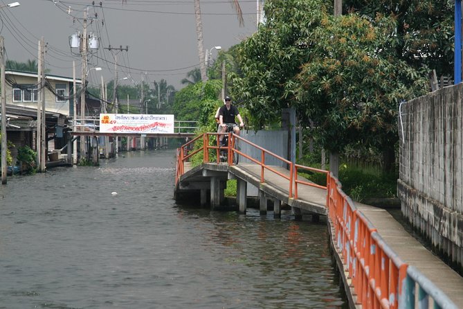 Bangkok Tour by Boat and Bike - Thai lunch and bottled water: the kind of break you actually need