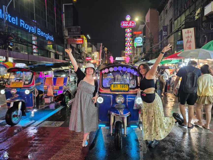 Bangkok: Tuk Tuk Adventure Chinatown Michelin Food & Temples - Wat Traimit: seeing the gold Buddha when the city is lit up