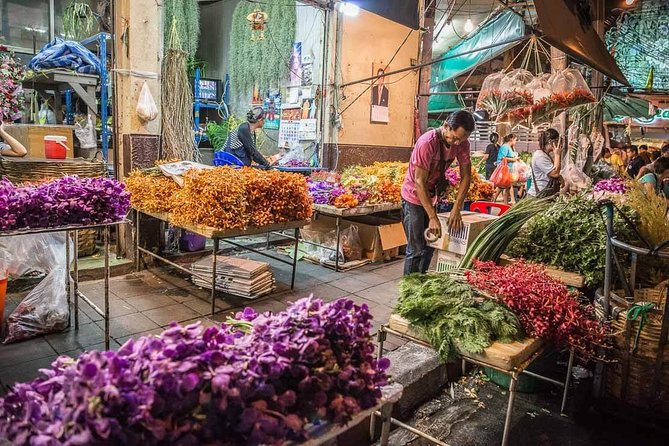 Bangkok Tuk Tuk Tour - Hotel-pickup & Dinner - Pak Khlong Flower Talat: a color-heavy market stop